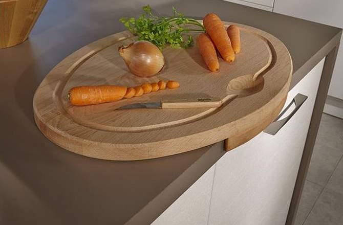 A cutting board with carrots and onions on it

Description automatically generated with low confidence