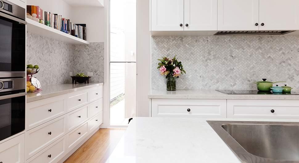 A kitchen with white cabinets Description automatically generated