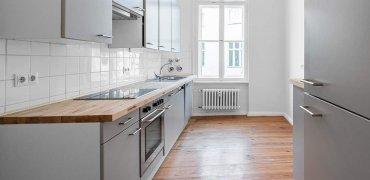 A kitchen with white cabinets Description automatically generated