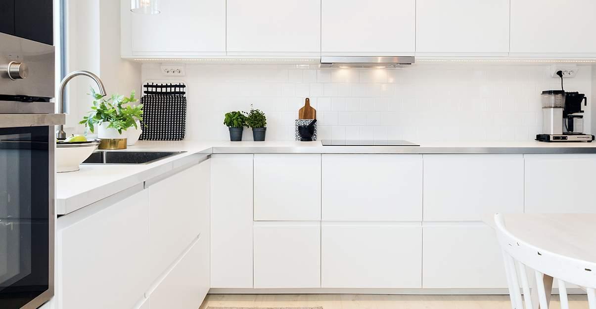 A kitchen with white cabinets

Description automatically generated