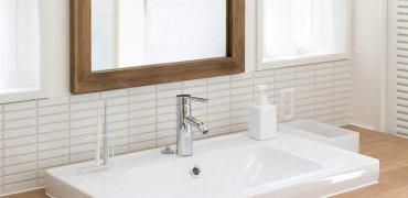 A white sink with a mirror above it Description automatically generated with medium confidence