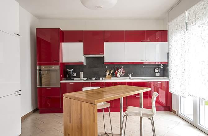Bucătăria roșie cu atmosferă de lemn