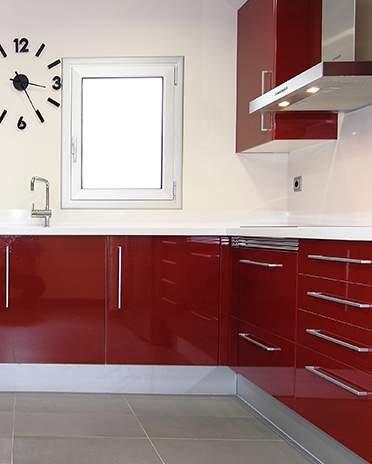 Bucătăria roșie și albă