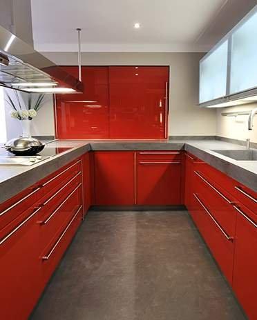 bucătărie roșie și gri